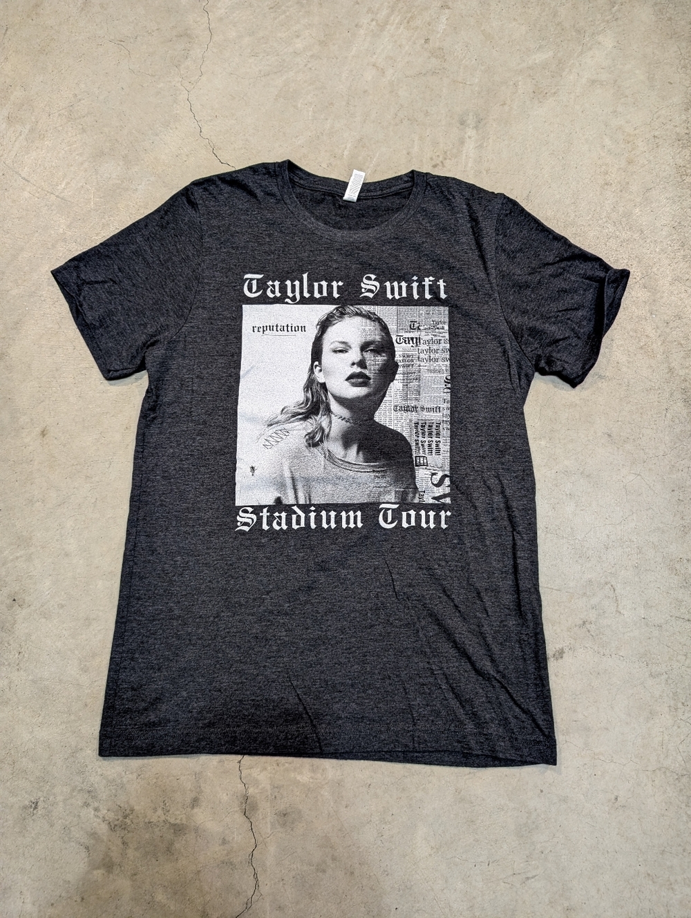 Taylor Swift Reputation Stadium Tour Short Sleeve Shirt Women's M Gray EUC